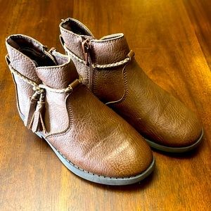 Oshkosh B’Gosh Girls Brown Boots with Gold Cord and Tassel Detail - Size 11